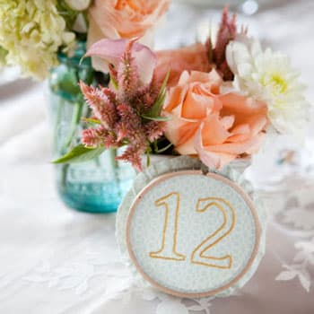 Цветочная композиция на свадебном столе в Минске с номером стола 12