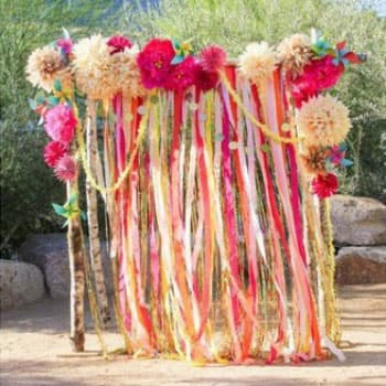 Яркая арка для свадебной церемонии в Минске, украшенная лентами и цветами