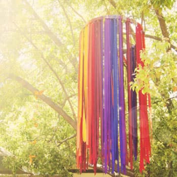 Свадебный декор в Минске: подвесная композиция из цветных лент на дереве