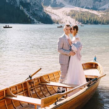 Жених и невеста на свадебной фотосессии в лодке на озере в Минске