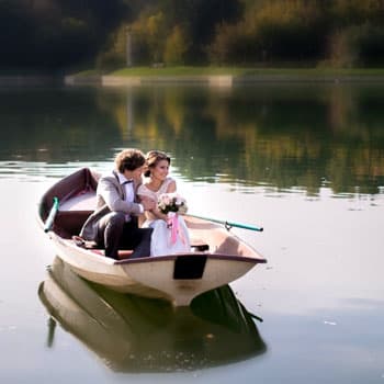 Жених и невеста на свадебной фотосессии в лодке на озере в Минске
