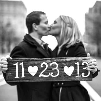 Пара на свадебной фотосессии в Минске держит табличку с датой свадьбы