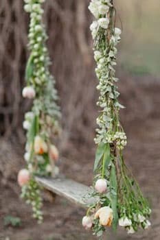 Украшенные цветами свадебные качели на природе в Минске