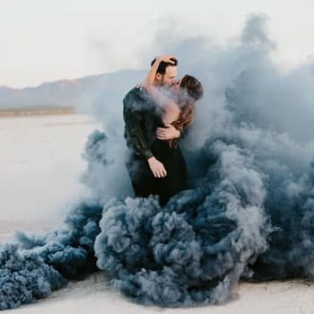 Пара на свадебной фотосессии в Минске в облаке синего дымового фонтана