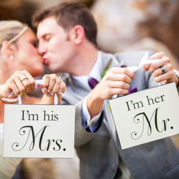 Счастливая пара на свадебной фотосессии в Минске с табличками I'm his Mrs. и I'm her Mr.