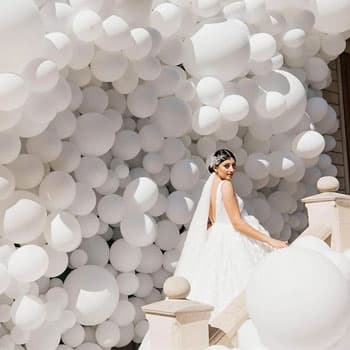 Невеста на свадебной фотосессии в Минске на фоне белых воздушных шаров