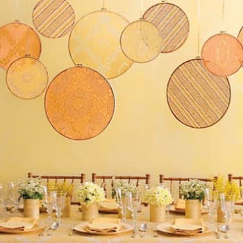 Оформление свадебного стола в Минске с подвесными кружевными декорациями и цветочными композициями