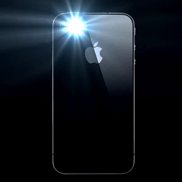 Телефон с включённой вспышкой для создания светового коридора на свадьбе в Минске