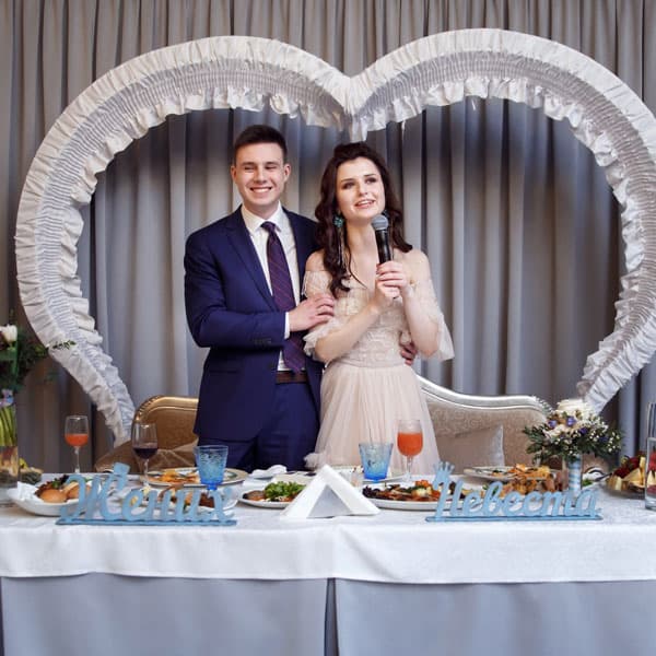 Молодожёны благодарят гостей за чудесный свадебный день на банкете в Минске