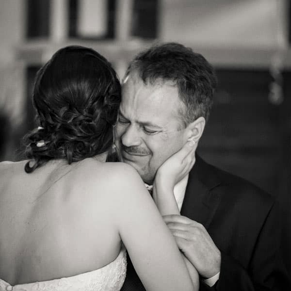 Эмоциональный момент танца невесты с отцом на свадебном вечере в Минске