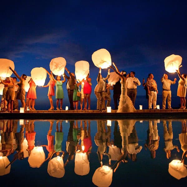 Красивый свадебный финал с запуском небесных фонариков, отражающихся в воде, на свадьбе в Минске