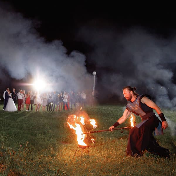 Эффектное огненное шоу на открытом воздухе для молодожёнов и гостей на свадьбе в Минске