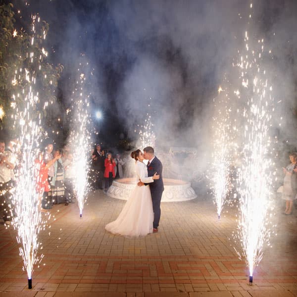 Романтический первый танец молодожёнов под фонтанами холодных огней на свадьбе в Минске