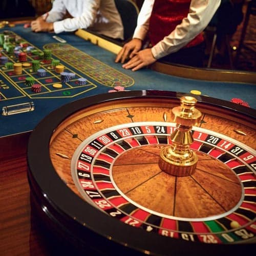 Рулетка и стол для игры в казино в концепции оригинального броска свадебного букета в Минске