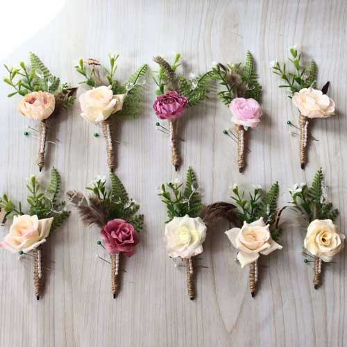 Миниатюрные бутоньерки с розами и зеленью для гостей на свадьбе в Минске