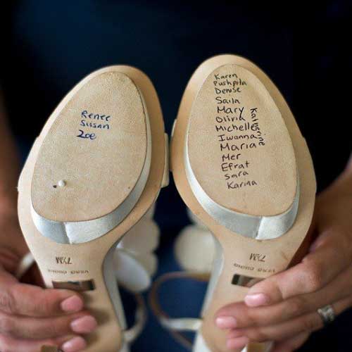 Свадебные туфли невесты с именами подруг на подошвах в традиции свадебных обрядов в Минске