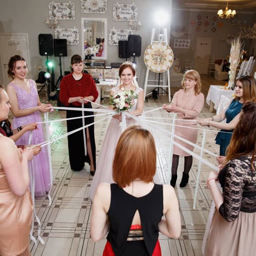 Невеста и подруги на свадьбе в Минске играют в оригинальный способ бросания букета с лентами