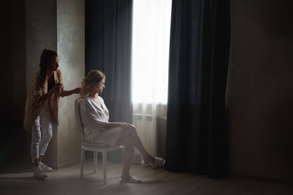 невесте делают прическу